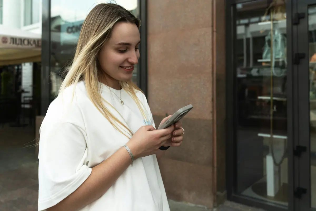 Nő telefonál az utcán a működő készülékével